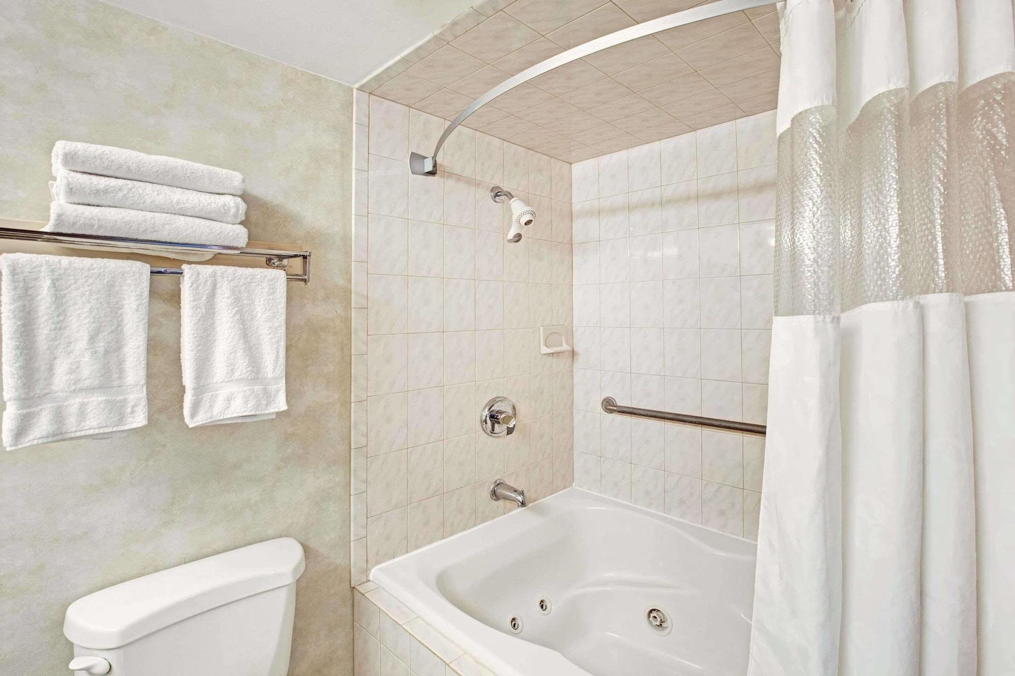 Ramada By Wyndham Flemington Hotel Luaran gambar